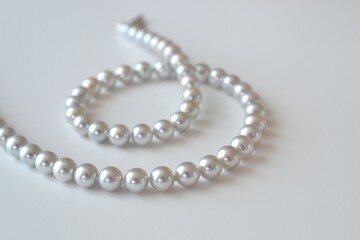 Obraz premium グレーパールのネックレス