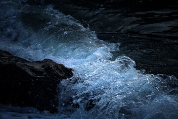 寄せて砕ける波20240519-2