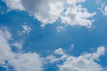 光が美しい雲間　青空と雲の背景