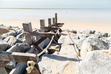 Accès à une plage par un escalier fait de gros blocs de granit aidé par une rampe en cordage