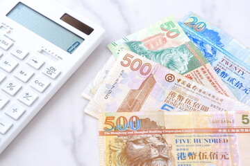 香港の通貨、香港ドル（HKD）の紙幣と電卓
