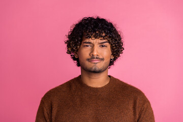 Obraz premium Photo of minded funny uncertain unsure man wear trendy brown clothes hmm isolated on pink color background