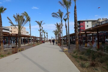 Obraz premium Promenade piétonne d'accès à la plage boulevard de la Méditerranée à Narbonne-Plage, ville de Narbonne, département de l'Aude, France