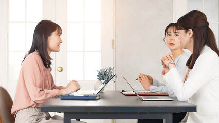Fototapeta premium オフィスで会話するカジュアルウェアの女性グループ