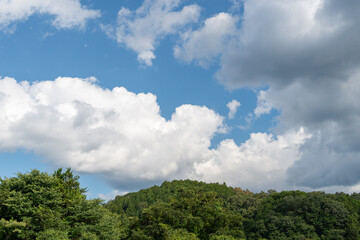 夏の青空と白い雲