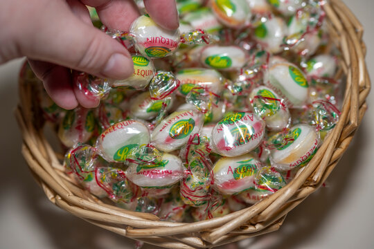 main se servant dans un pot de bonbons arlequin