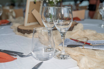 reflets dans des verres posés sur une table de restaurant ou pour un mariage