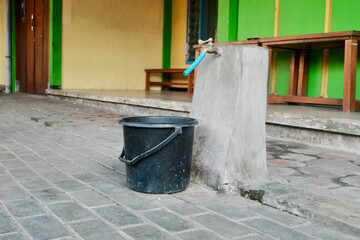 Naklejka premium Water Fountain with Bucket: A Charming Blend of Tradition and Functionality