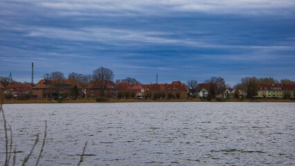 Naklejka premium Blick über den Kleinen Frankenteich am Bananenweg in Stralsund, idyllische Wasserlandschaft am Stadtrand, Hansestadt Stralsund, Erholungsgebiet, Mecklenburg-Vorpommern, Deutschland