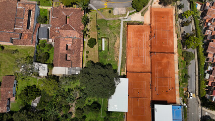 Foto aérea que muestra un colegio privado y unas canchas de tenis en Medellín, Colombia.