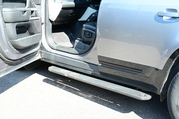 Side step assistance on an SUV