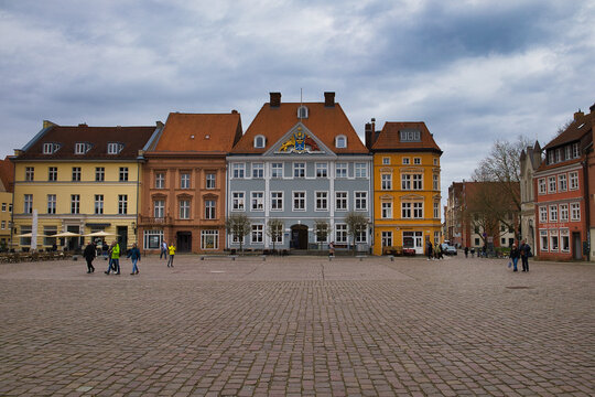 Farbenfrohe historische Giebelh&auml;user am Alten Markt mit Blick auf die Kommandantur in der Hansestadt Stralsund, Mecklenburg-Vorpommern, Deutschland