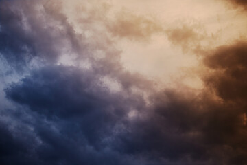 Obraz premium Dark sky with clearings, dramatic sky horizon, sky before the storm