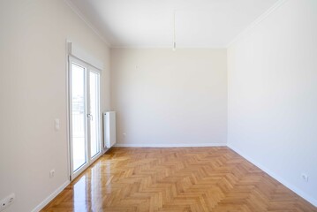 Interior photos of empty apartment 