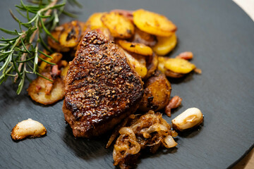 Rinderfilet mit Kräutern und Gewürzen