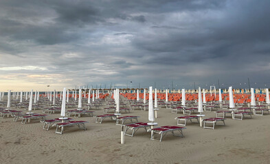 spiaggia co ombrelloni chiusi