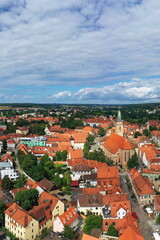 Obraz premium Luftbild der historischen Altstadt von Schwabach mit Blick auf die Stadtkirche St. Johannes und St. Martin. Schwabach, Mittelfranken, Bayern, Deutschland.