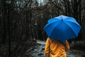 Chłopak z parasolką © Sandra