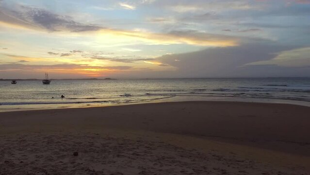 Sobrev&ocirc;o em praia semi desterta ap&oacute;s o p&ocirc;r-do-sol no litoral nordestino no Brasil. Praia de Taipu de Fora, Bahia. 