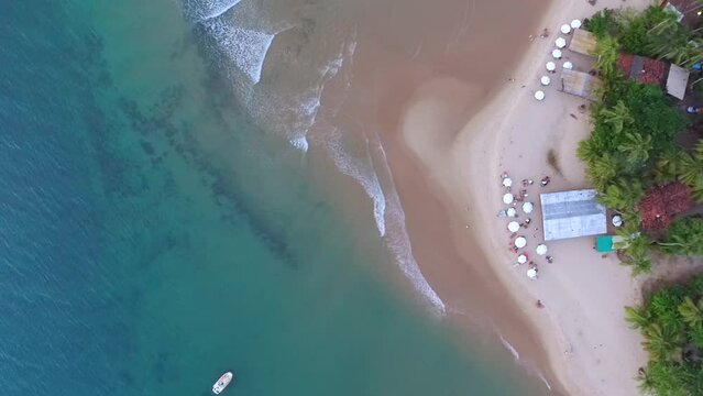 Tomada a&eacute;rea de uma praia paradis&iacute;aca no litoral do nordeste brasileiro. Drone sobrevoando praia brasileira com mar azul em Barra Grande, Bahia