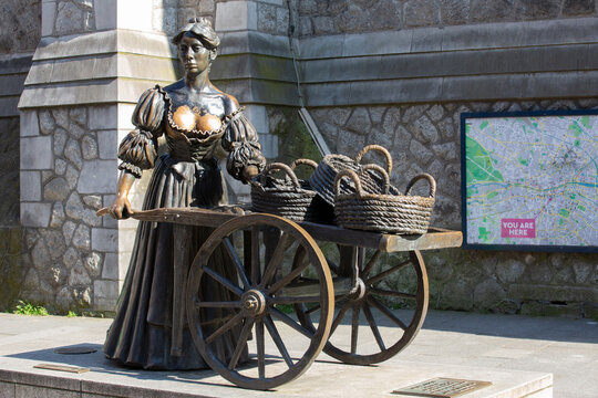 Statue von Molly Malone die durch das irische Volkslied &laquo;Cockles and Mussels&raquo; bekannt wurde und das als inoffzielle Hymne von Dublin gilt und von ihrem traurigen Ende erz&auml;hlt. 