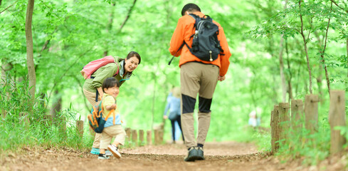 孫と山歩きするシニア夫婦