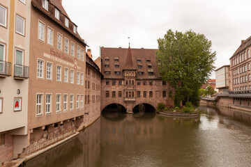 Obraz premium View of Heilig-Geist-Spital from Museumsbrücke in Nuremberg