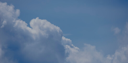 Niebo z białymi „puszystymi” chmurami. Majowe błękitne niebo z „wełnistymi” białymi chmurami w wiosenny poranek. © Grzegorz