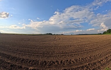 Landschaft Weitwinkel - Bauern Ackerbau - Landwirtschaft - Ackerboden