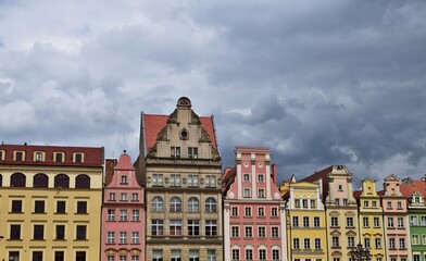 Bunte Häuser in Wroclaw mit dramatischen Wolken