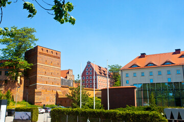 Widok na gotycką krzywą wieżę oraz  spichrz, Toruń, Polska. Leaning Tower in Torun, Poland