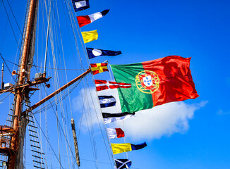 Bandeira de Portugal no mastro de um veleiro 
