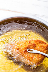 とんかつ調理中、揚げ物