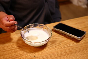 ヨーグルト　スマホ　朝食　
