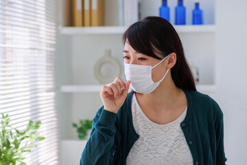 マスクをする女性