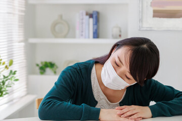 マスクをする女性