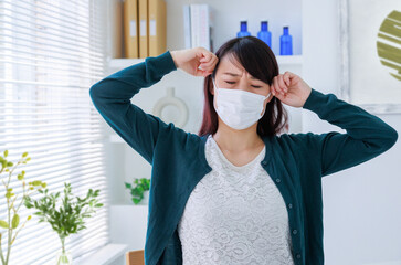 マスクをする女性