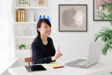 オフィスの女性