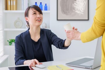 オフィスの女性