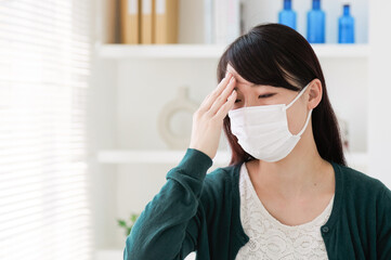 マスクをする女性