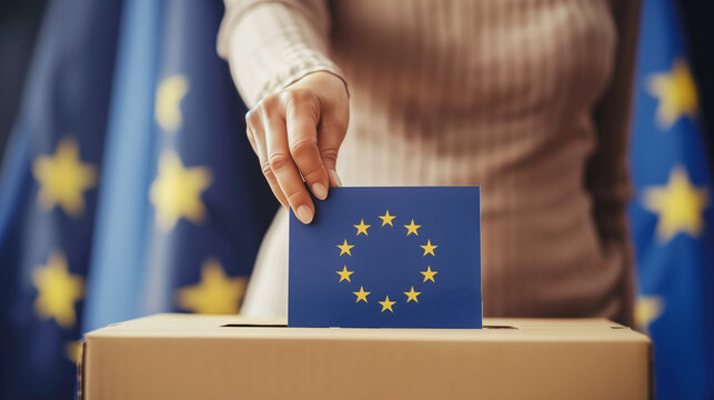 mano di donna che vota durante le elezioni europee