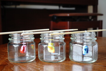 モールとホウ砂水を使ってきらきら宝石を作る実験