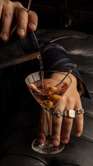 Preparando cocteles en bar 