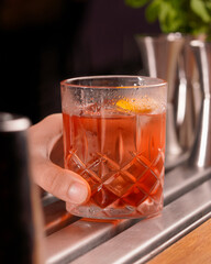 Preparando cocteles en bar 