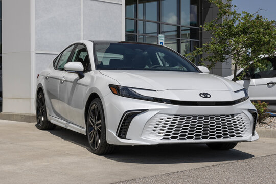 Toyota Camry XSE display at a dealership. Toyota offers the Camry in LE, SE, XLE, XSE and TRD models. MY:2025