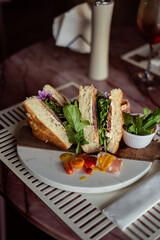 Comida servida en una mesa de una cafeteria