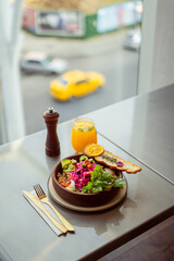 Ensalada servida en una mesa