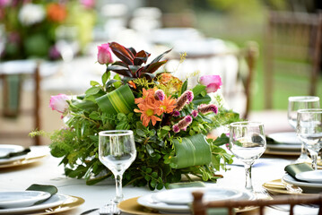 mesa de festa buffet decoração de casamento pratos flores arranjos restaurante
