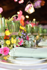 mesa de festa buffet decoração de casamento pratos flores arranjos restaurante