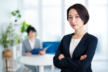 オフィスで働くビジネスウーマンのポートレート